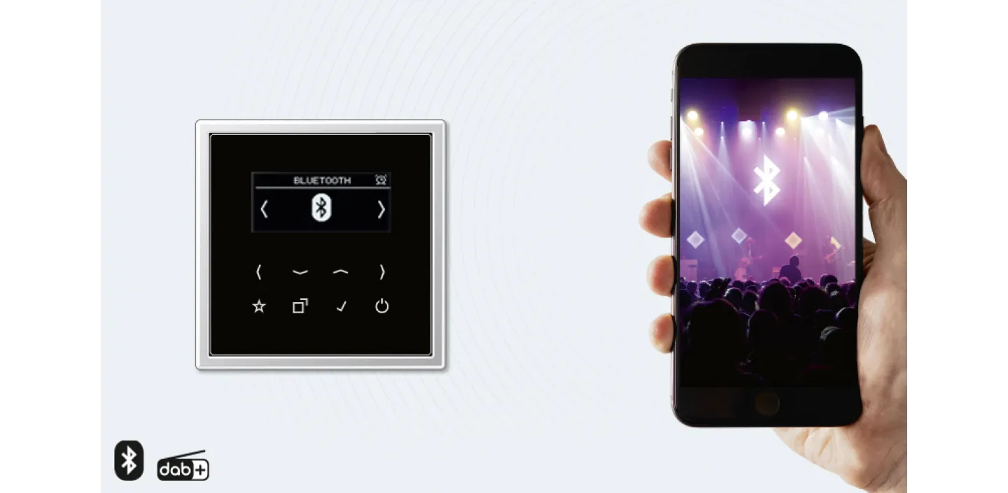 Digitales Unterputzradio mit aktiviertem Bluetooth-Modus neben einem Smartphone.
