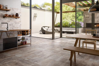 Strukturierte Fliesen in der ganzen Wohnküche