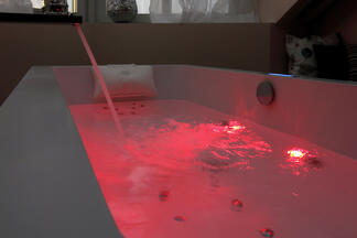 Rotes Licht im Whirlpool – durchblutungsfördernd und regenerierend.