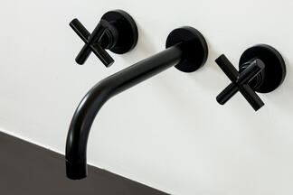 Tara von Dornbracht in schwarz