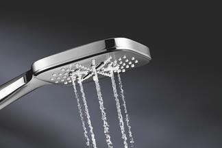 Nahaufnahme Duschbrause mit Wasserstrahl