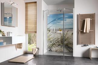 Freundliches Badezimmer mit barrierefreier Aperto-Duschkabine in Nische 