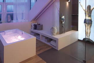 Viele Lichteffekte und Duschabtrennung von HSK