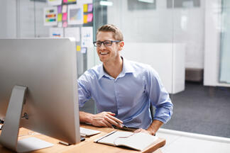 Bewerbung_Profil_Büro_Telefon_Mann