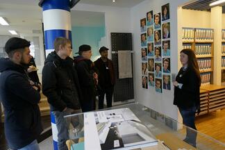 Azubis bei einem Betriebsbesuch