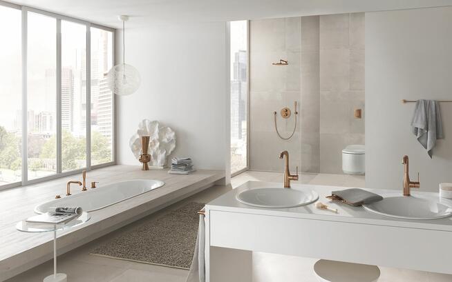 Helles Komplettbad mit goldenen Armaturen von GROHE 