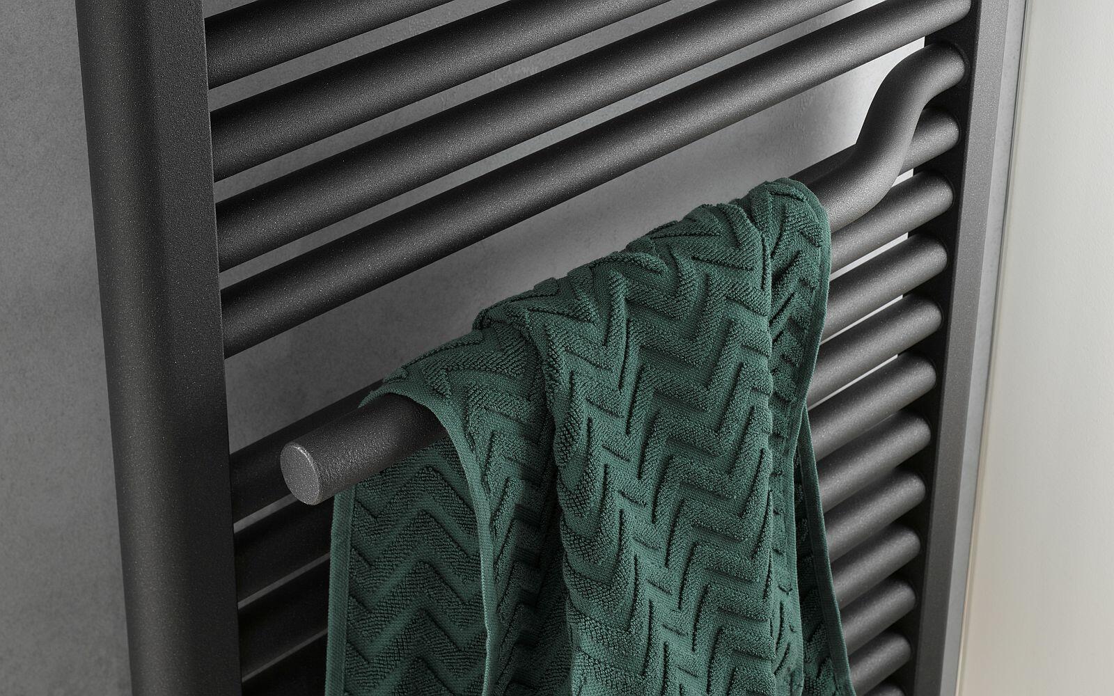 Graphit-schwarzer HSK Designheizkörper mit dunkel-grünem Handtuch