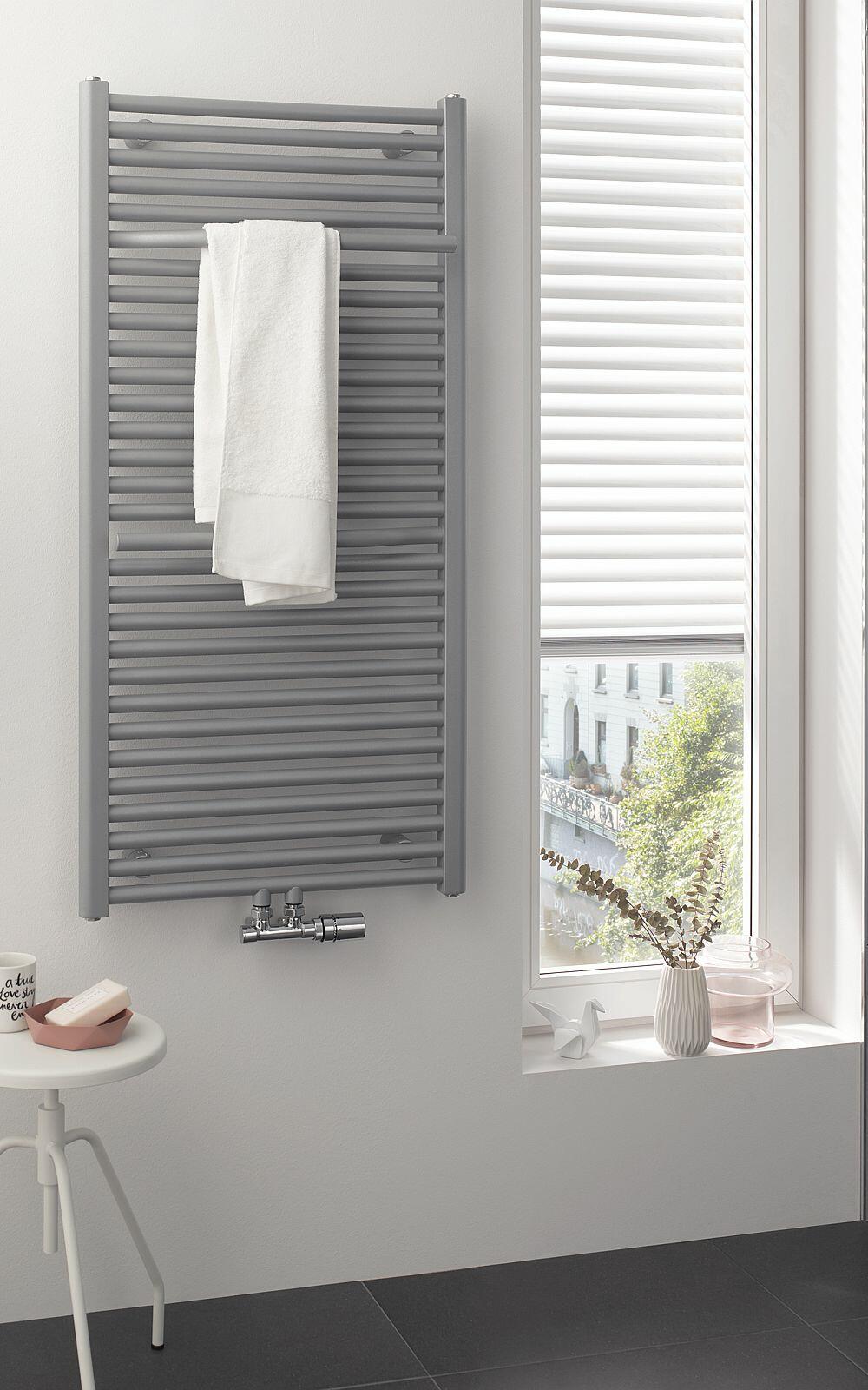 Dunkler HSK Line Plus Heizkörper in hellem Badezimmer