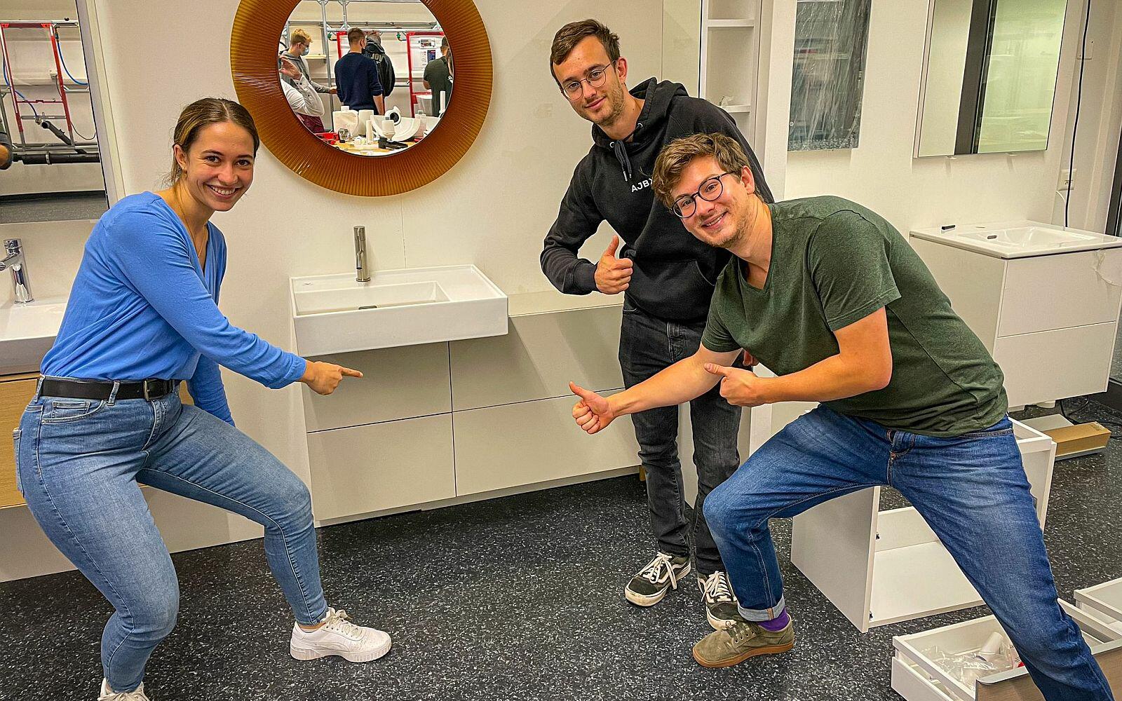 Azubis posieren vor Waschtisch