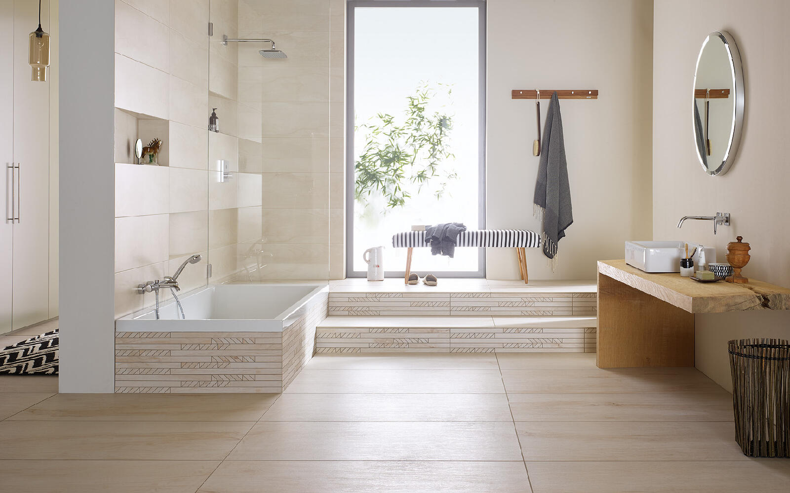 Badezimmer mit hellen natürlichen Fliesen 