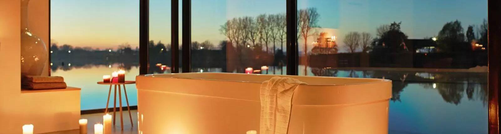 Romanisches Wellness-Bad mit Fensterblick