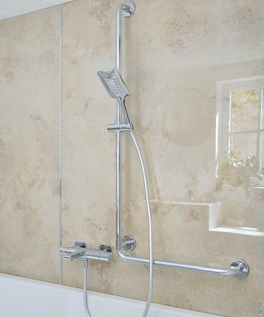 Silberne Duscharmatur mit Haltegriffen von HSK