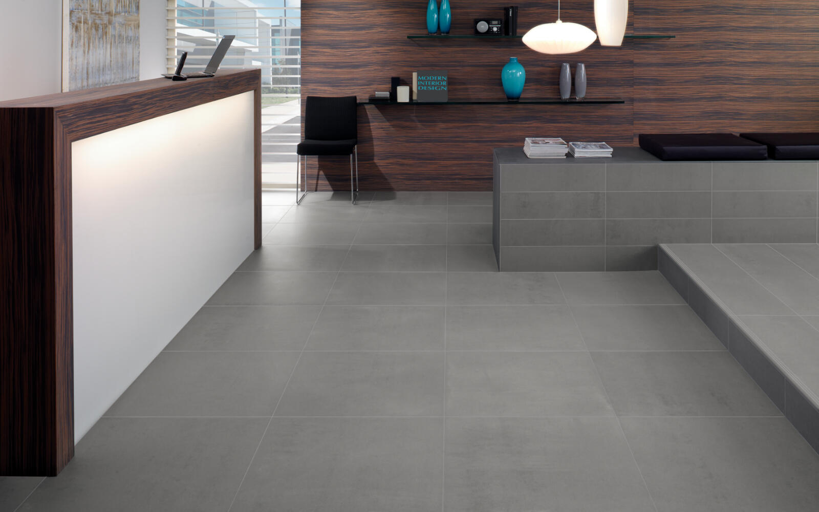 Gefliester Treppenabsatz im Wohnraum