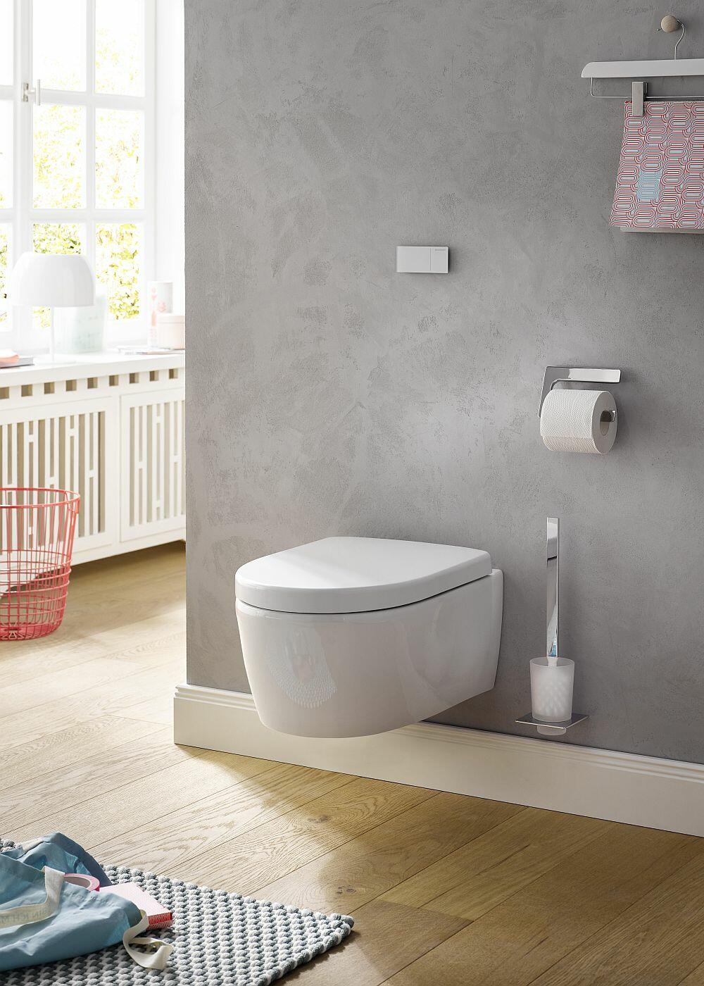 WC mit Klopapierhalter und Toilettenbürste der Serie art von Emco