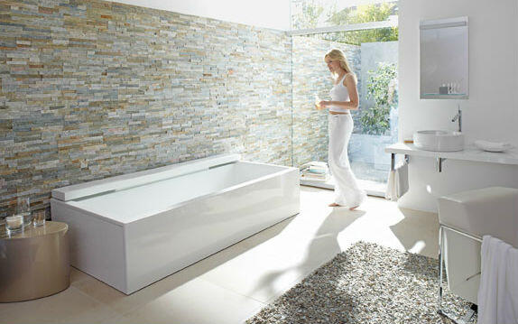 Wanne vor Natursteinwand