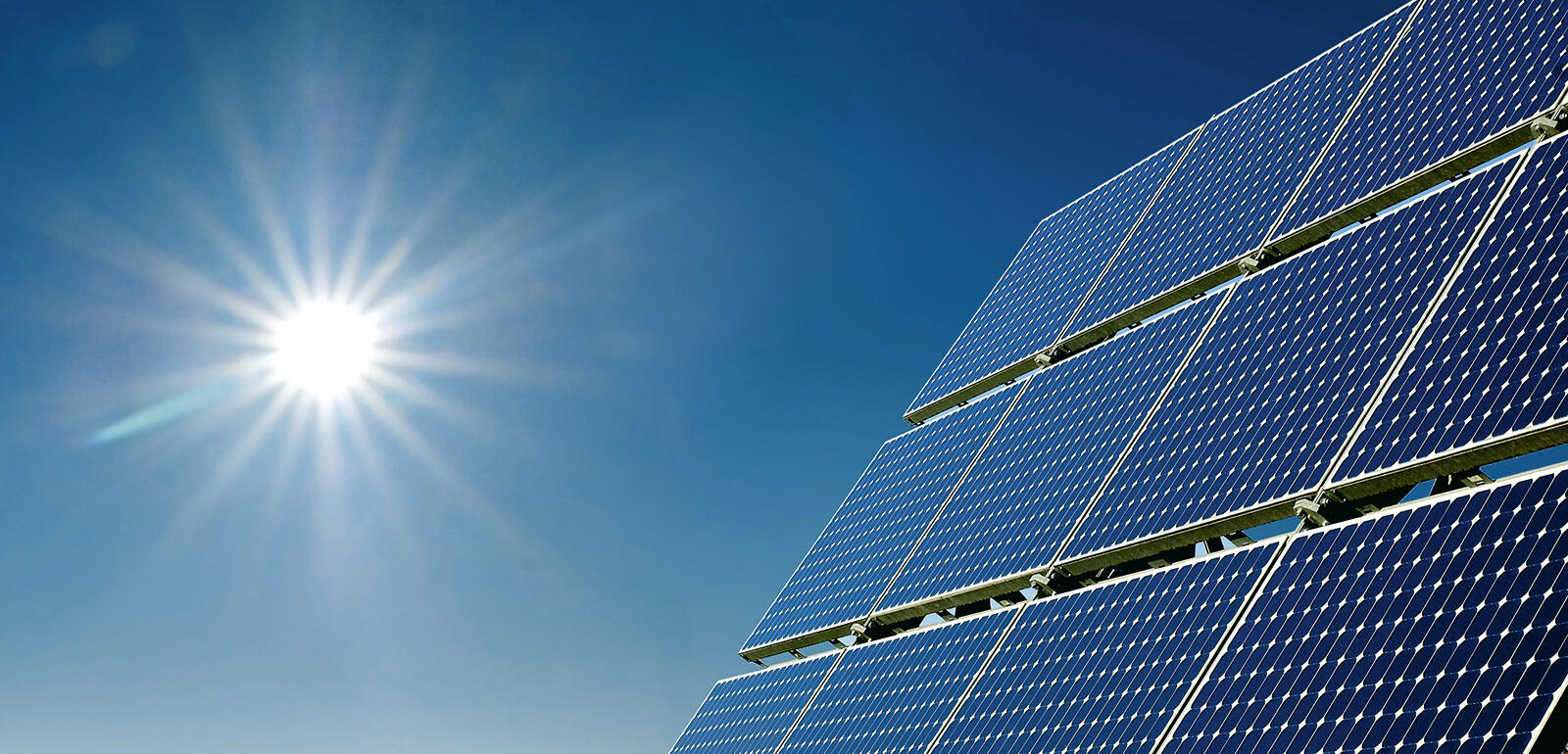 PV-Modul mit Himmel  und Sonne im Hintergrund