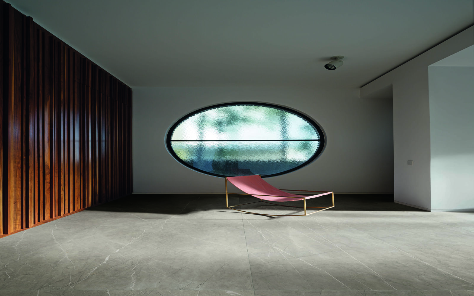 Große Empfangshalle mit XXL Bodenfliesen von Marazzi